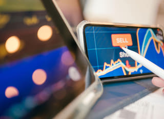 Trader, ki analizira opcije Bitcoin, Ethereum in forex na več trgih hkrati